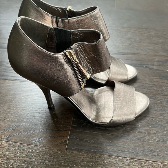 GUCCI Metallic Strap 4” Heels Size 36.5 - Picture 2 of 14